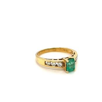 Emerald taglio smeraldo naturale e diamanti incastonati a canale in oro giallo 18k Ring – Assay Jewelers