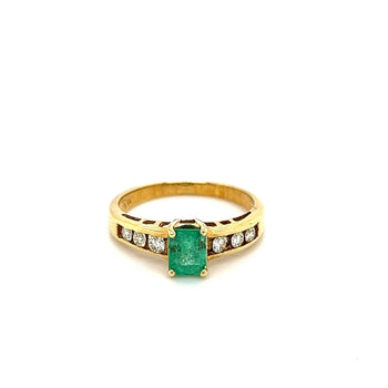 Emerald taglio smeraldo naturale e diamanti incastonati a canale in oro giallo 18k Ring – Assay Jewelers