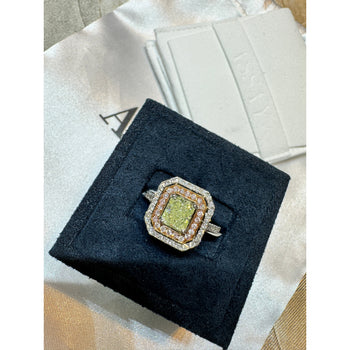 Ring con diamante taglio radiante Fancy Light Green-Yellow da 1,12 carati certificato GIA e halo di diamanti – Assay Jewelers