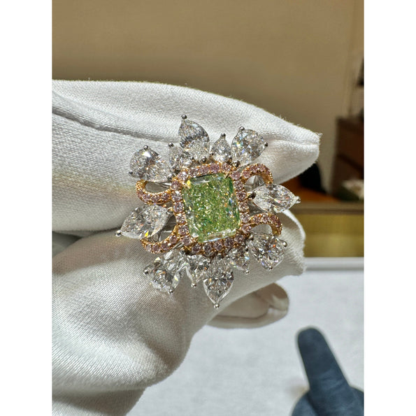 Bague en diamant taille radiant Fancy Intense vert jaunâtre de 1,39 carat certifiée GIA
