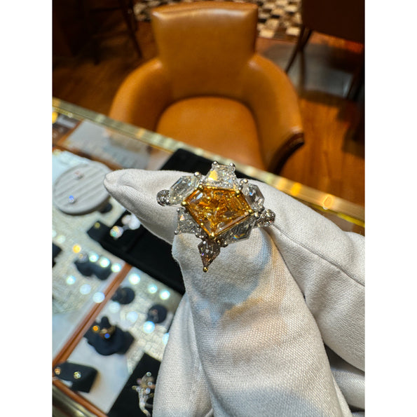 Bague en diamant taille mixte forme bouclier orange intense fantaisie de 2,17 carats, certifiée GIA
