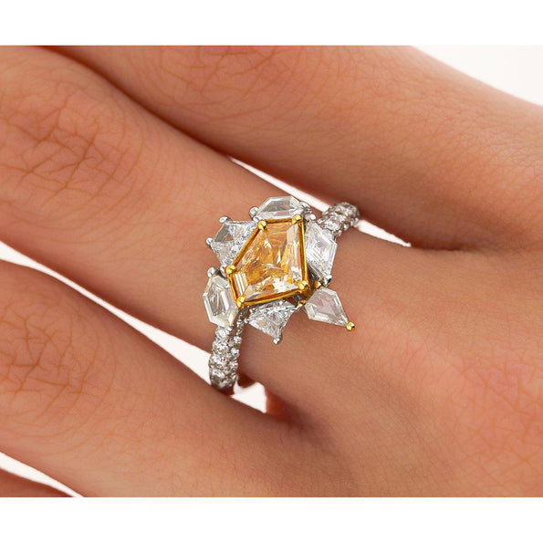 Bague en diamant taille mixte bouclier orange intense fantaisie, certifiée GIA, 2,17 carats TW