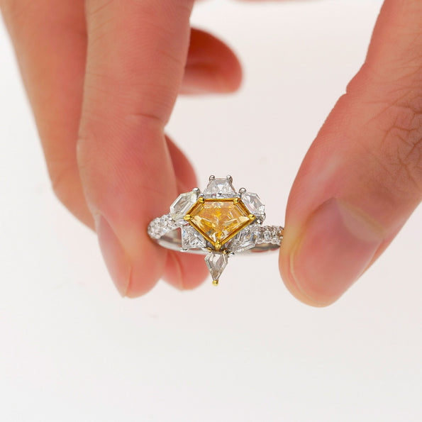 Bague en diamant taille mixte bouclier Fancy Intense Orange, certifiée GIA, 2.17 Carat TW