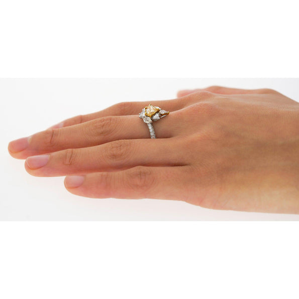 Bague en diamant taille mixte bouclier Fancy Intense Orange de 2,17 carats TW certifiée GIA