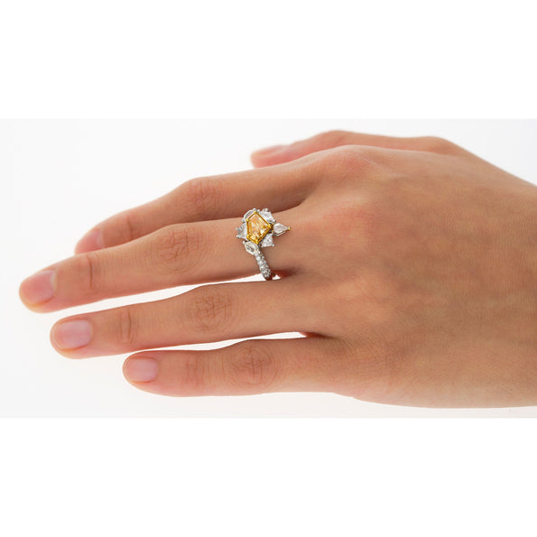 Bague en diamant taille mixte bouclier Fancy Intense Orange, certifiée GIA, 2.17 carats TW