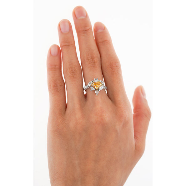 alt
Bague en diamant certifiée GIA, 2.17 carats TW, fantaisie orange intense, forme bouclier, taille mixte