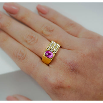 Bague forme carrée en saphir rose taille ovale 2,77 carats, certifiée GIA, sertie demi-clos et canal – Assay Jewelers