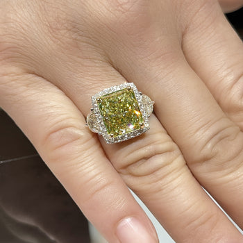 Certificato GIA, Ring con diamante giallo fancy brunastro verdognolo da 6,07 carati, taglio radiant – Assay Jewelers