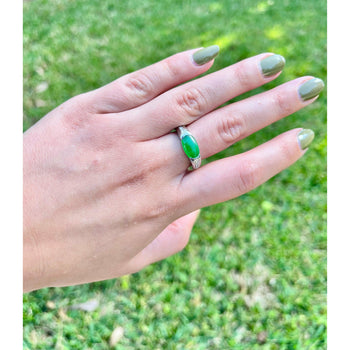 Ring con giada ovale certificata GIA e diamantini laterali in platino – Assay Jewelers