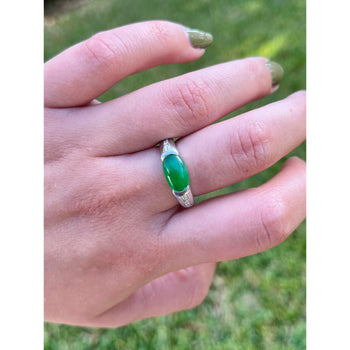Ring con giada ovale certificata GIA e diamantini laterali in platino – Assay Jewelers