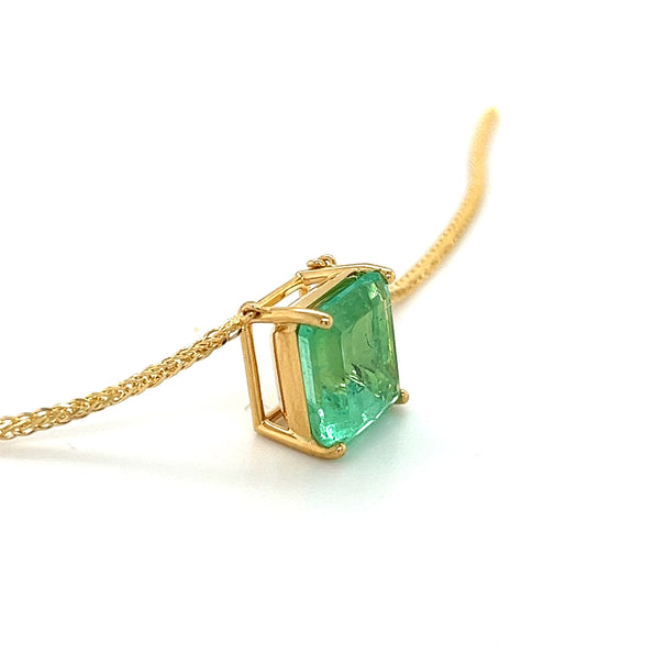 Émeraude colombienne certifiée GRS de 5.83 carats dans un collier solitaire flottant en or 18K