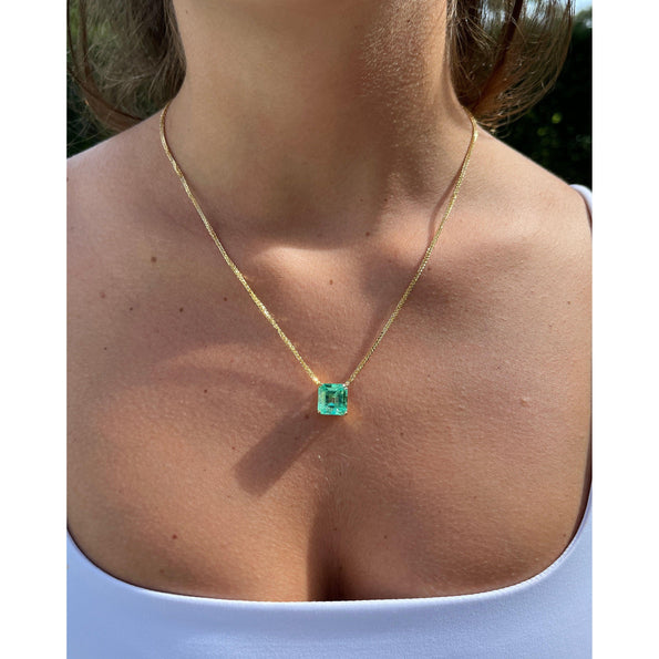 alt
Émeraude colombienne de 5,83 carats certifiée GRS dans un collier solitaire flottant en or 18K