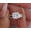 IGI-zertifizierter 3,46 Karat im Labor gezüchteter Cushion-Schliff-Diamant East-West-Solitärring