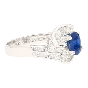 Natural 1.14 Carati Zaffiro blu taglio ovale con Diamonds taglio rotondo e baguette in una montatura Ring in oro bianco 18K a spirale – Assay Jewelers