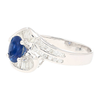 Natural 1.14 Carati Zaffiro blu taglio ovale con Diamonds taglio rotondo e baguette in una montatura Ring in oro bianco 18K a spirale – Assay Jewelers
