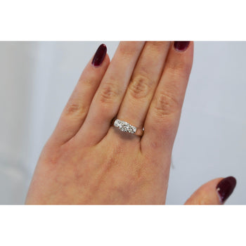 Ring a tre pietre con diamante naturale taglio brillante rotondo da 1,30 carati in oro bianco 14K – Assay Jewelers