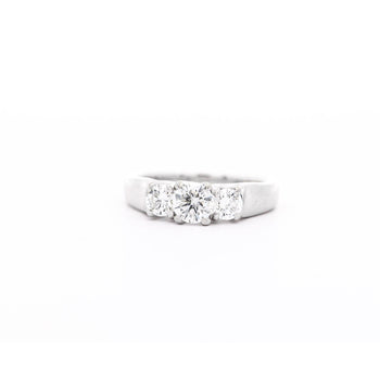 Ring a tre pietre con diamante naturale taglio brillante rotondo da 1,30 carati in oro bianco 14K – Assay Jewelers