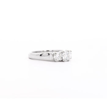 Ring a tre pietre con diamante naturale taglio brillante rotondo da 1,30 carati in oro bianco 14K – Assay Jewelers