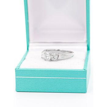 Ring a tre pietre con diamante naturale taglio brillante rotondo da 1,30 carati in oro bianco 14K – Assay Jewelers