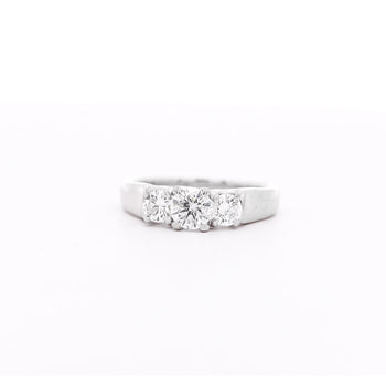 Ring a tre pietre con diamante naturale taglio brillante rotondo da 1,30 carati in oro bianco 14K – Assay Jewelers