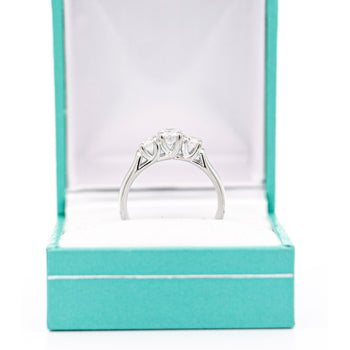Ring a tre pietre con diamante naturale taglio brillante rotondo da 1,30 carati in oro bianco 14K – Assay Jewelers
