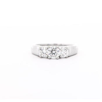 Ring a tre pietre con diamante naturale taglio brillante rotondo da 1,30 carati in oro bianco 14K – Assay Jewelers