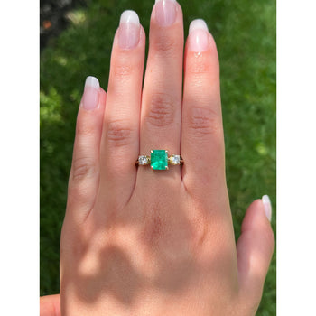 Natural emerald colombiana da 2,05 carati e diamante, Ring a tre pietre con fascia sottile in oro giallo 14K – Assay Jewelers