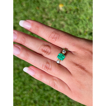 Natural emerald colombiana da 2,05 carati e diamante, Ring a tre pietre con fascia sottile in oro giallo 14K – Assay Jewelers