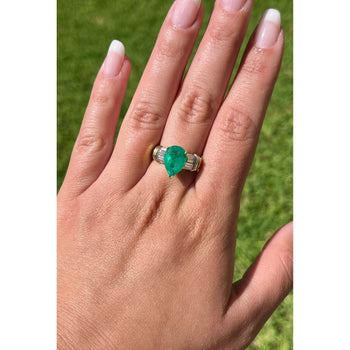 Ring con smeraldo colombiano naturale taglio pera da 3,22 carati e diamanti baguette laterali – Assay Jewelers