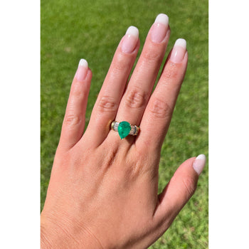 Ring con smeraldo colombiano naturale taglio pera da 3,22 carati e diamanti baguette laterali – Assay Jewelers