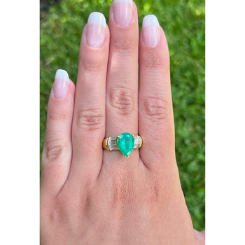 Ring con smeraldo colombiano naturale taglio pera da 3,22 carati e diamanti baguette laterali – Assay Jewelers
