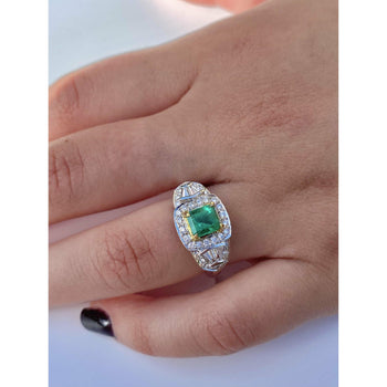 alt
Ring Cocktail in oro bianco 18k con smeraldo colombiano naturale – Assay Jewelers