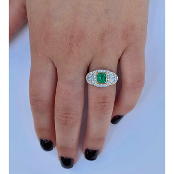 alt
Ring Cocktail in oro bianco 18k con smeraldo colombiano naturale – Assay Jewelers