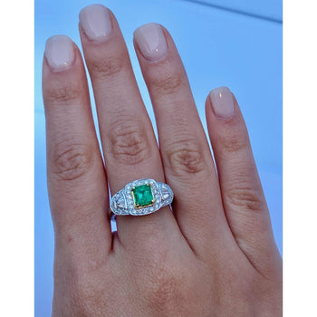 alt
Ring Cocktail in oro bianco 18k con smeraldo colombiano naturale – Assay Jewelers