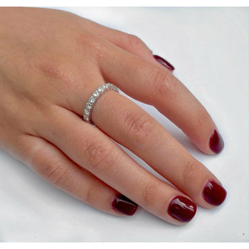 alt
Fede nuziale con diamanti naturali in montatura in oro bianco 18k – Assay Jewelers