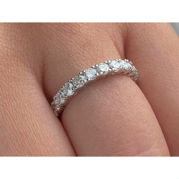 alt
Fede nuziale con diamanti naturali in montatura in oro bianco 18k – Assay Jewelers