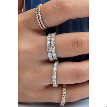 alt
Fede nuziale con diamanti naturali in montatura in oro bianco 18k – Assay Jewelers