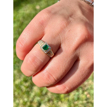 Ring in oro zigrinato 14k con smeraldo naturale taglio quadrato e halo di diamanti tondi – Assay Jewelers