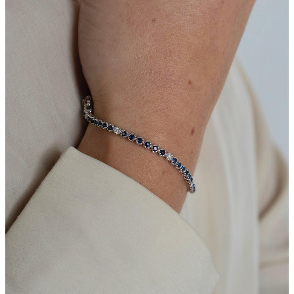 Bracelet de tennis à griffes en or blanc 14K avec saphir bleu taille ronde et diamants