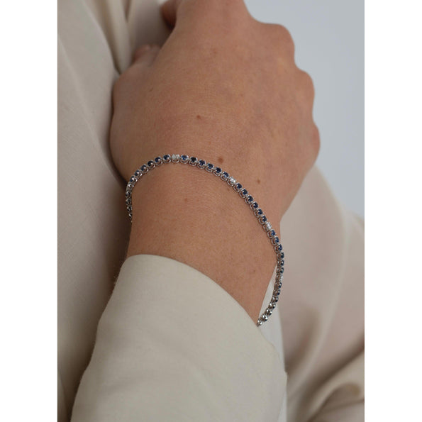 Bracelet tennis en or blanc 14K à griffes, saphirs bleus et diamants taille ronde