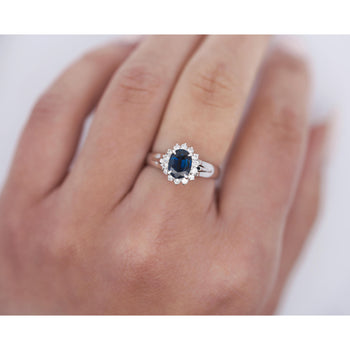 Bague de style Anciens en platine filigrané avec saphir de 1,04 carat et diamants ronds – Assay Jewelers