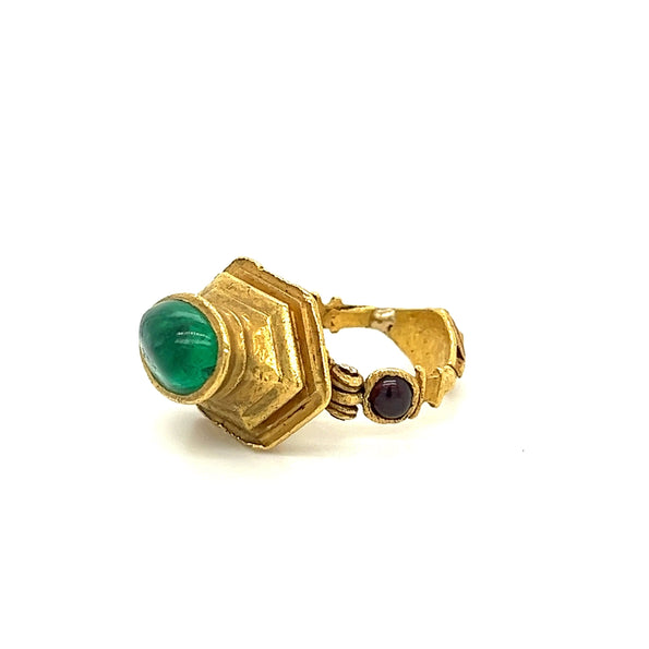 Bague Anciens en or 22K, style renaissance égyptienne, émeraude et grenat taille cabochon