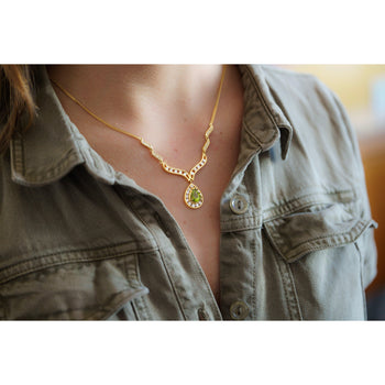 Collier Pendentif Anciens en or jaune 18K avec péridot vert taille poire et diamants – Assay Jewelers