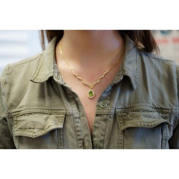 Collier Pendentif Anciens en péridot vert taille poire, avec diamants, en or jaune 18K – Assay Jewelers