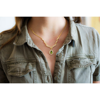 Collier Pendentif Anciens en péridot vert taille poire avec diamants, en or jaune 18K – Assay Jewelers