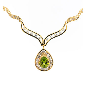 Collier Pendentif Anciens en péridot vert taille poire, goutte avec diamants, en or jaune 18K – Assay Jewelers