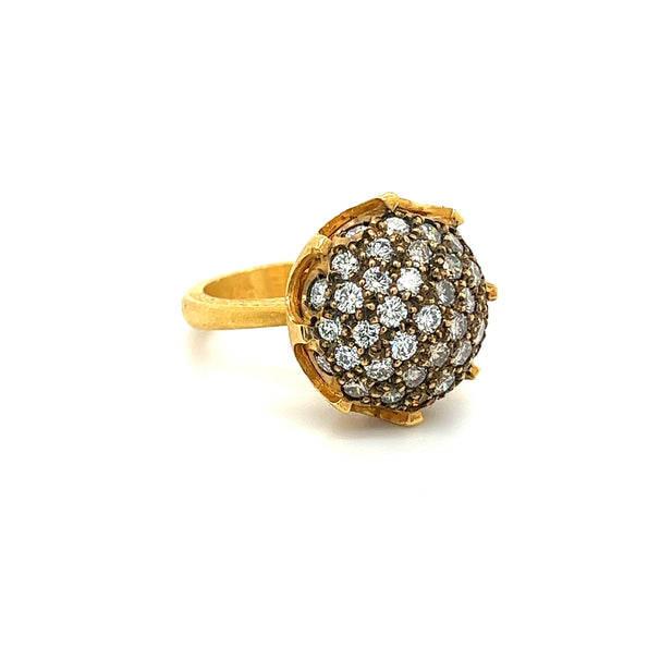 Bague Anciens rétro en or jaune 22K sculpté et cluster de diamants ronds
