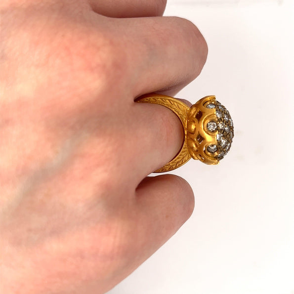 Bague rétro Anciens en or jaune sculpté 22K et cluster de diamants ronds