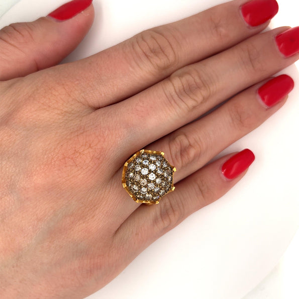 Bague Anciens rétro en or jaune 22K sculpté avec grappe de diamants ronds et billes