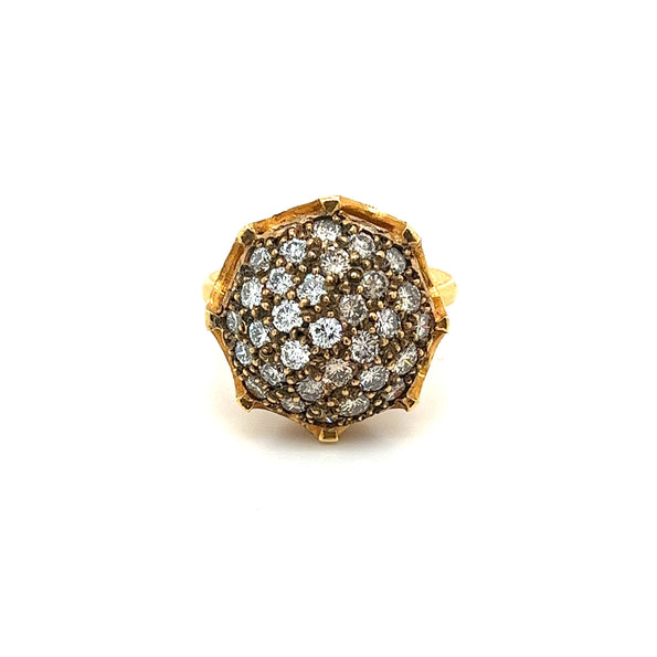 Bague Anciens rétro en or jaune 22K sculpté et cluster de diamants ronds